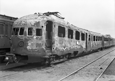 152746 Afbeelding van het tijdens de oorlog vernielde electrische treinstel nr. 623 (mat. 1936) van de N.S. te Arnhem
